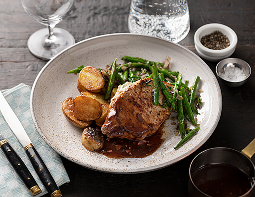 Färskostfylld kotlett med råstekt potatis och vitlöksskysås